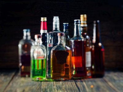 Полицията в Атина арестува банда трафиканти на фалшив алкохол от България