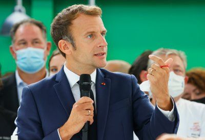 Разследват фотограф, снимал Макрон по бански