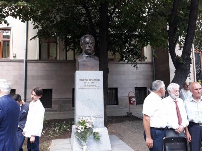 Чапа вдигна паметник на Борис Христов в Пазарджик