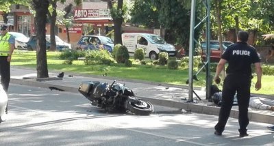 26-годишен моторист загина след сблъсък в стълб