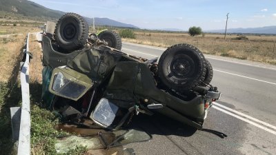 Тир отнесе военен автомобил край Мъглиж (СНИМКА)