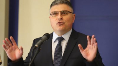 Хеликоптер на ВМС евакуира моряците на заседналия кораб?