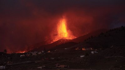 Лавата от изригналия вулкан на Ла Палма достигна океана