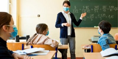 МОН: Учителите с маска в час