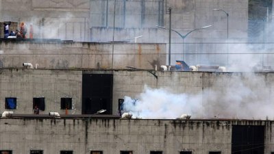 Най-малко 30 убити и десетки ранени в затвор в Еквадор