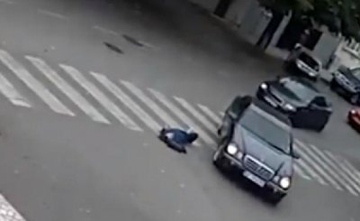 Блъснаха жена на пътека, пешеходци и шофьори я подминават
