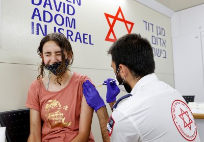 Без милост: Израелското правителство натиска хората за трета доза ваксина