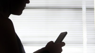 Съдят мъж, извадил разпечатка на разговорите от телефона на жена му