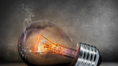 Еврокомисар обясни защо са толкова високи цените на тока и газа