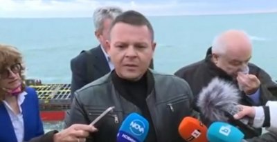 Министър Алексиев: Заседналият "Вера Су" потъва