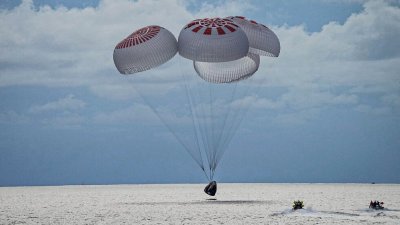 Корабът "Дракон" се завърна от Международната космическа станция
