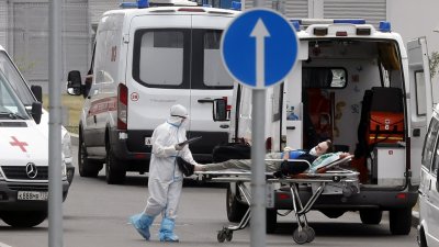 В Русия близо 900 починали от COVID-19 за денонощие