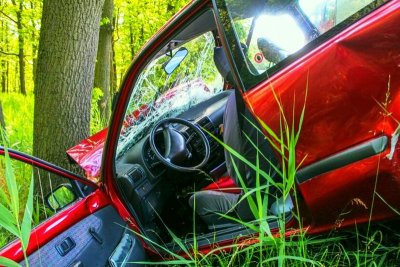 Кола се заби в дърво в Казанлъшко, шофьорът е затиснат