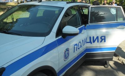 Мъж бяга от полицията с два чувала канабис на гръб