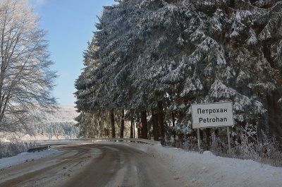 Зимата иде! Сняг заваля на „Петрохан”