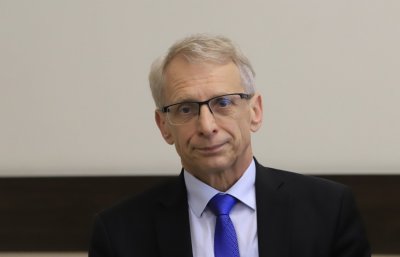 Министър Денков: 3% от учениците с ваксина