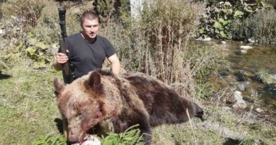 Наглост: Убиецът на мечката се похвали сам в мрежата