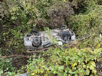 Каскада: Кола полетя в 5-метрово дере край Враца (СНИМКИ)