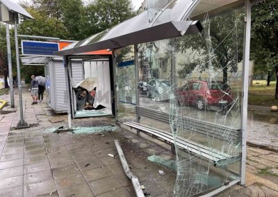 Ужас: Кола се заби в автобусна спирка в Пловдив