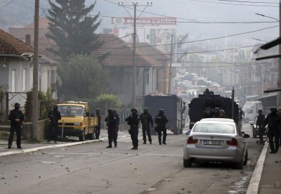 Прострелян сърбин и шестима ранени полицаи в Косово