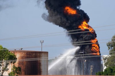 Огромен пожар избухна в нефтен завод в Ливан