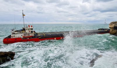 Какво има във водата около заседналия кораб "Вера Су"