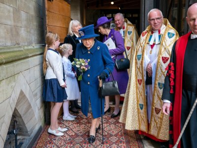 Кралица Елизабет II за първи път се появи с бастун