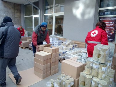 БЧК раздава храна на бедни в Добричко