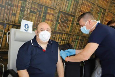 900 се юрнаха за спешна ваксина във ВМА днес
