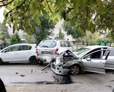 Екшън в Разград: Шофьор помете патрули и частни коли след гонка с полицията (СНИМКА)