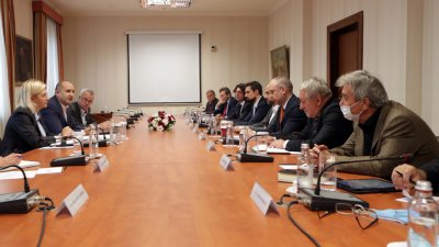 Радев обсъди високите цените на тока и газа с експерти