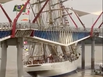 Военен ветроход се вряза в мост в Еквадор