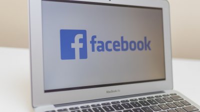 Великобритания глоби Фейсбук с близо 70 млн. долара