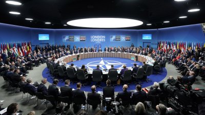 Лошо: НАТО се готви за война с Русия