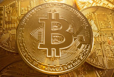 Биткойнът прехвърли 60 000 долара
