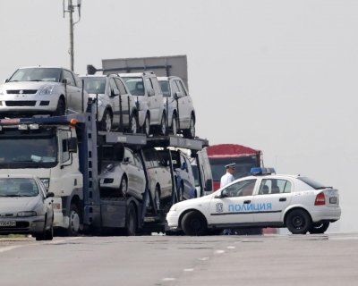 Търговец предложил 40 000 лв. подкуп, за да се потули вноса на 255 коли