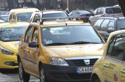 За трети път: Спипаха шофьори да предлагат нелегални таксиметрови услуги