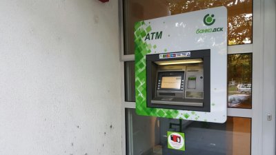 Наглост! Банкоматът смуче такси и от пенсиите