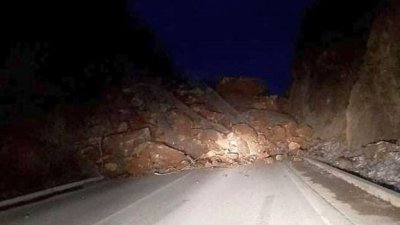 Свлачище затрупа трима работници