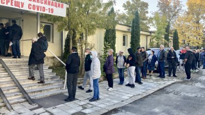 Опашка за ваксини пред "Св. Анна", пак срив в системата