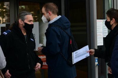 Здравните власти ударно проверяват заведения за зелен сертификат