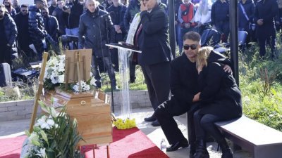 ГАВРА! Цеци Лудата глава направи цирк от погребението на Денис Теофиков