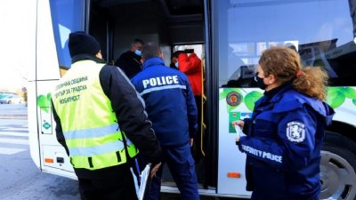 Цивилни полицаи глобяват пътници без маска в градския транспорт