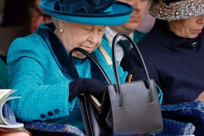 Какво носи в чантата си Елизабет II
