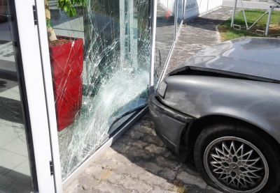 Зрелищно: Кола се вряза в супермаркет в центъра на Пловдив
