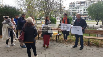 Родителски протест срещу онлайн обучението в Пловдив (СНИМКИ)