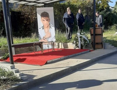 Майката на Денис припадна на гробищата