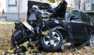 Размазаното БМВ с двама 20-годишни вътре буквално е летяло