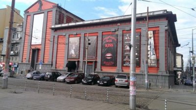 Лумна сградата на някогашния театър "Ренесанс"