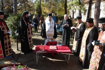 Отслужиха маслосвет за болните от ковид (СНИМКИ) 